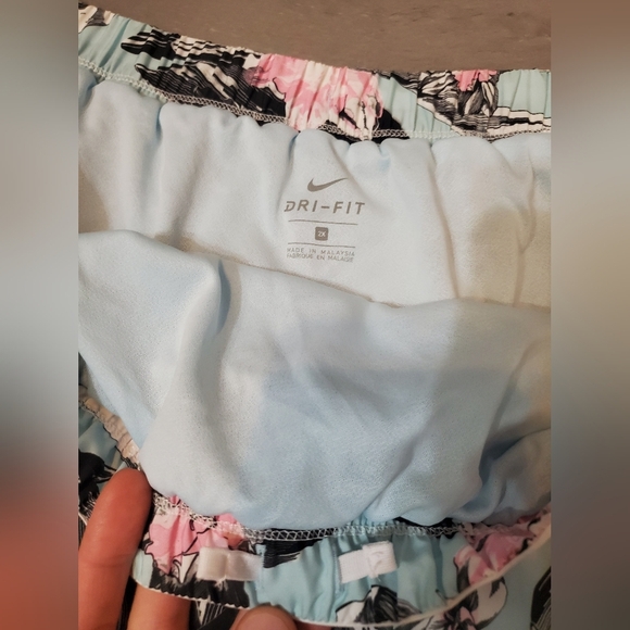 NWOT Nike Dri-Fit Tempo mini shorts. Floral. Blue, pink, black, white. Liner. 2X - Picture 3 of 13
